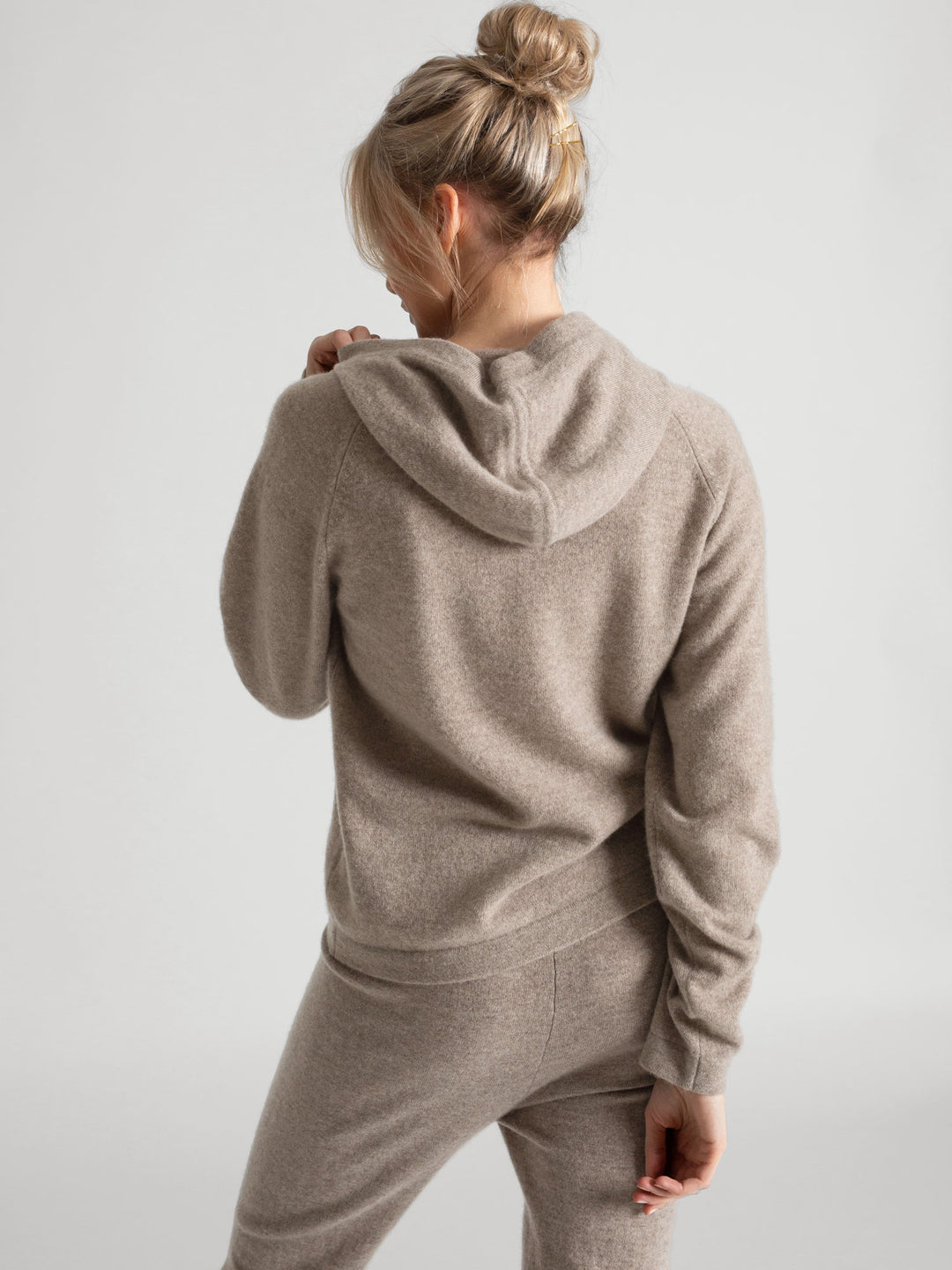 Cashmere hoodie made of 100% pure cashmere. Color: Toast. Scandinavian design by Kashmina.