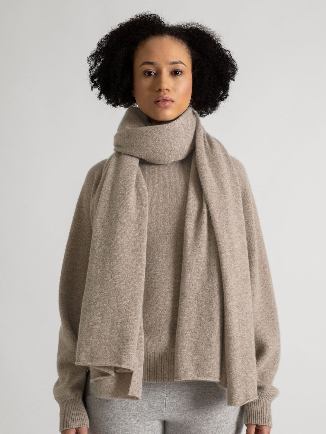 Cashmere scarf in 100% pure cashmere. Color: Toast. Scandinavian design by Kashmina.