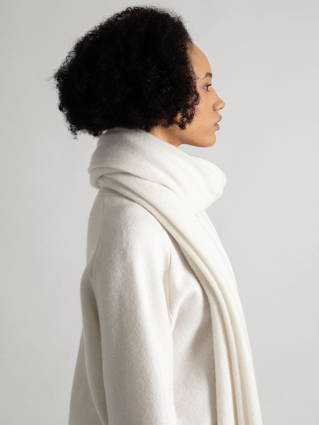 Cashmere scarf in 100% pure cashmere. Color: White. Scandinavian design by Kashmina.