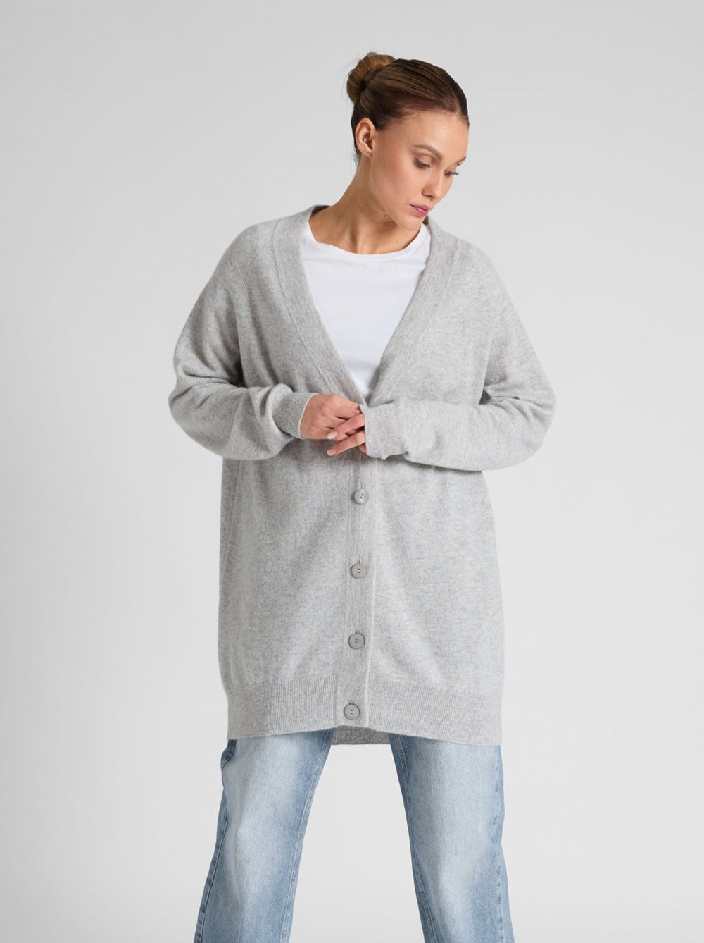Cashmere cardigan "Lykke" 100% pure cashmere. Scandinavian design by Kashmina. Color: Light Grey