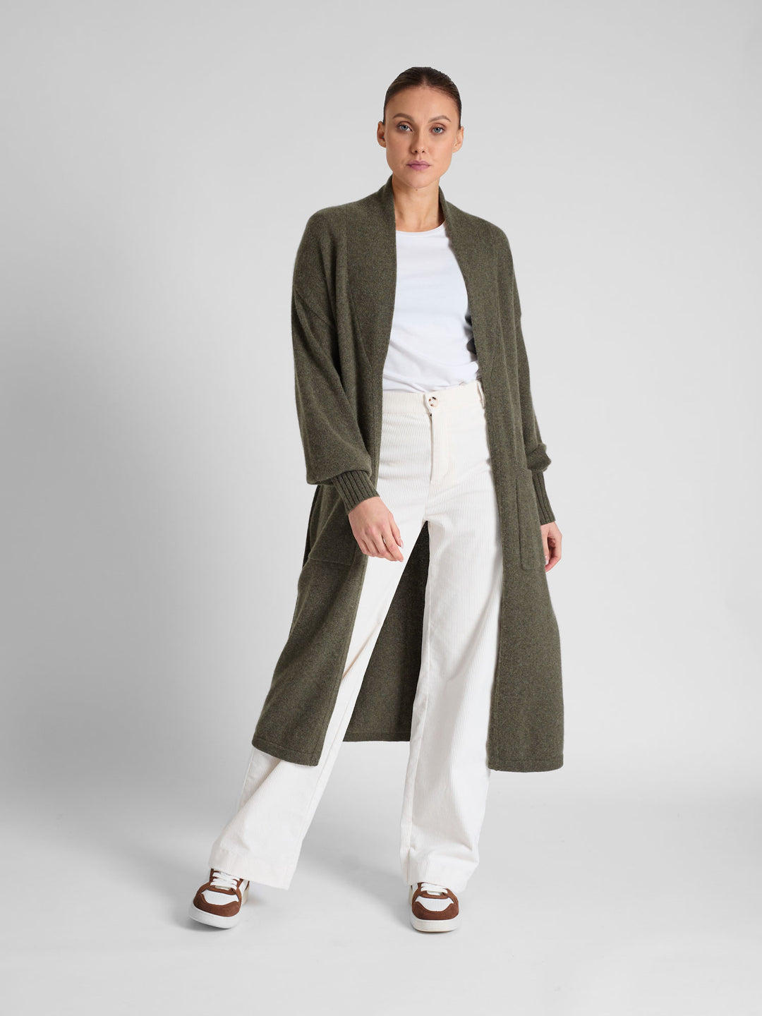 Cashmere coat "Trench" in 100% pure cashmere. Scandinavian design by Kashmina. Color: Army.