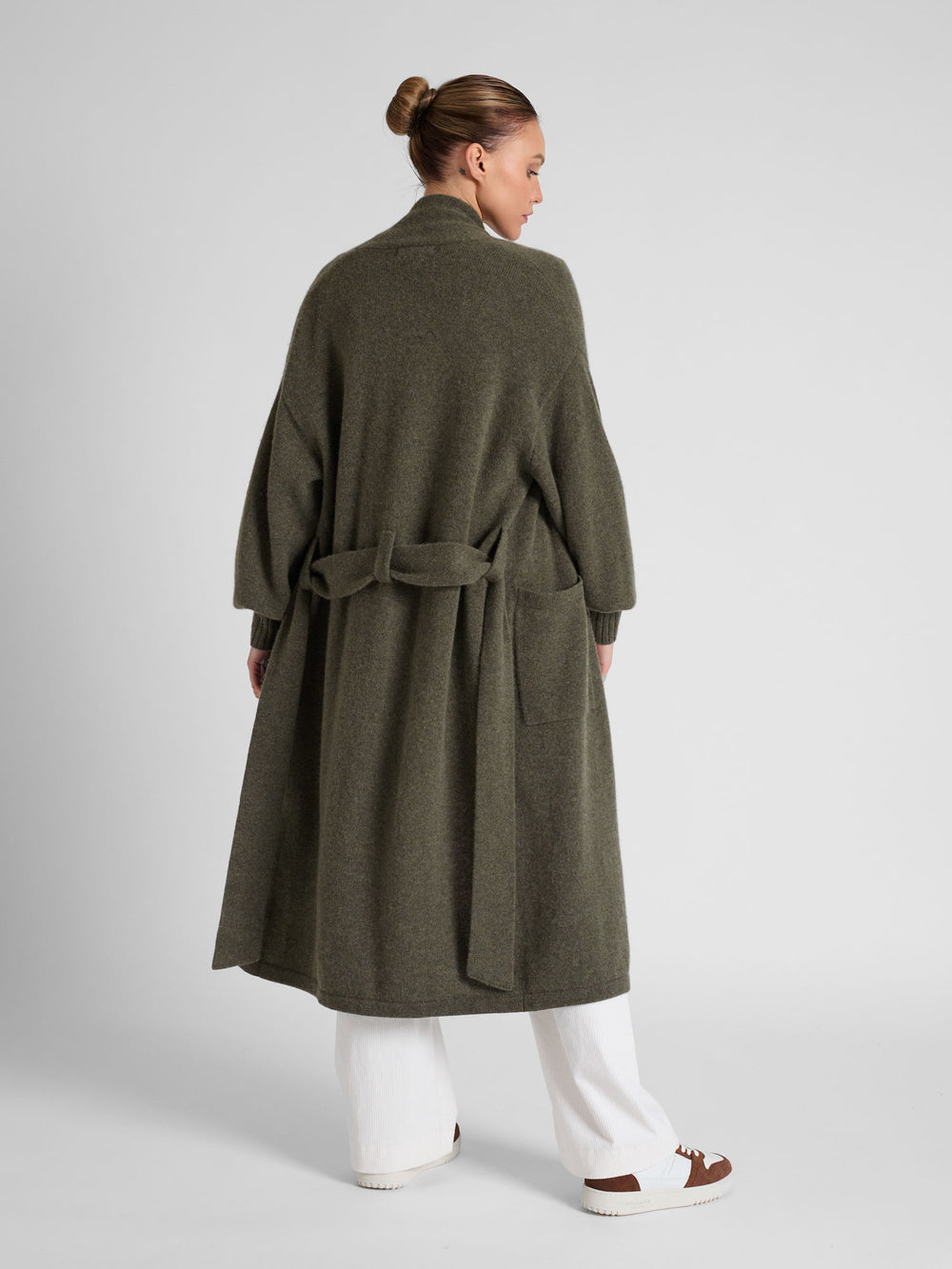 Cashmere coat "Trench" in 100% pure cashmere. Scandinavian design by Kashmina. Color: Army.