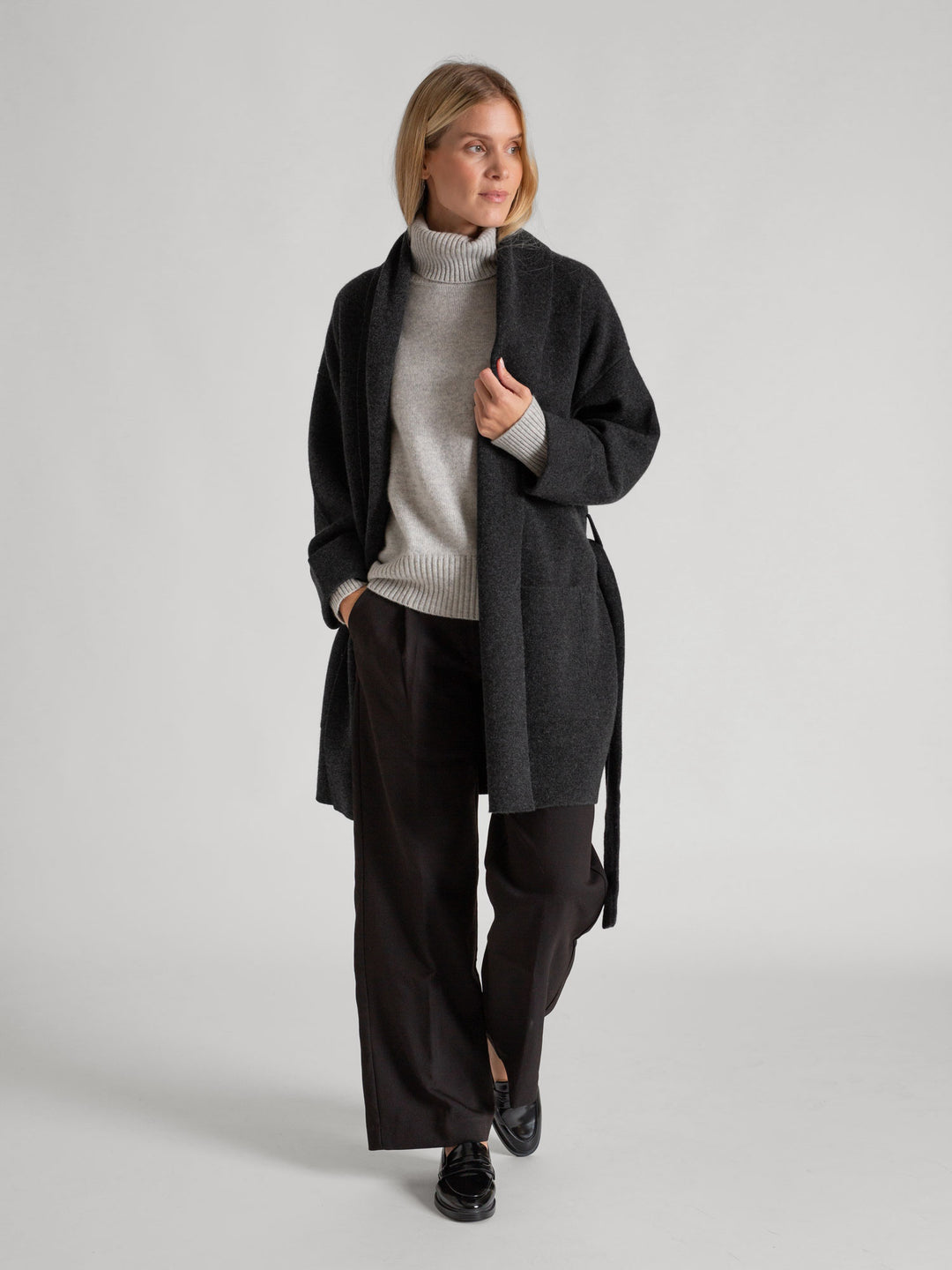 Cashmere coat "Liv" in 100% pure cashmere. Scandinavian design by Kashmina. Color: Charcoal.