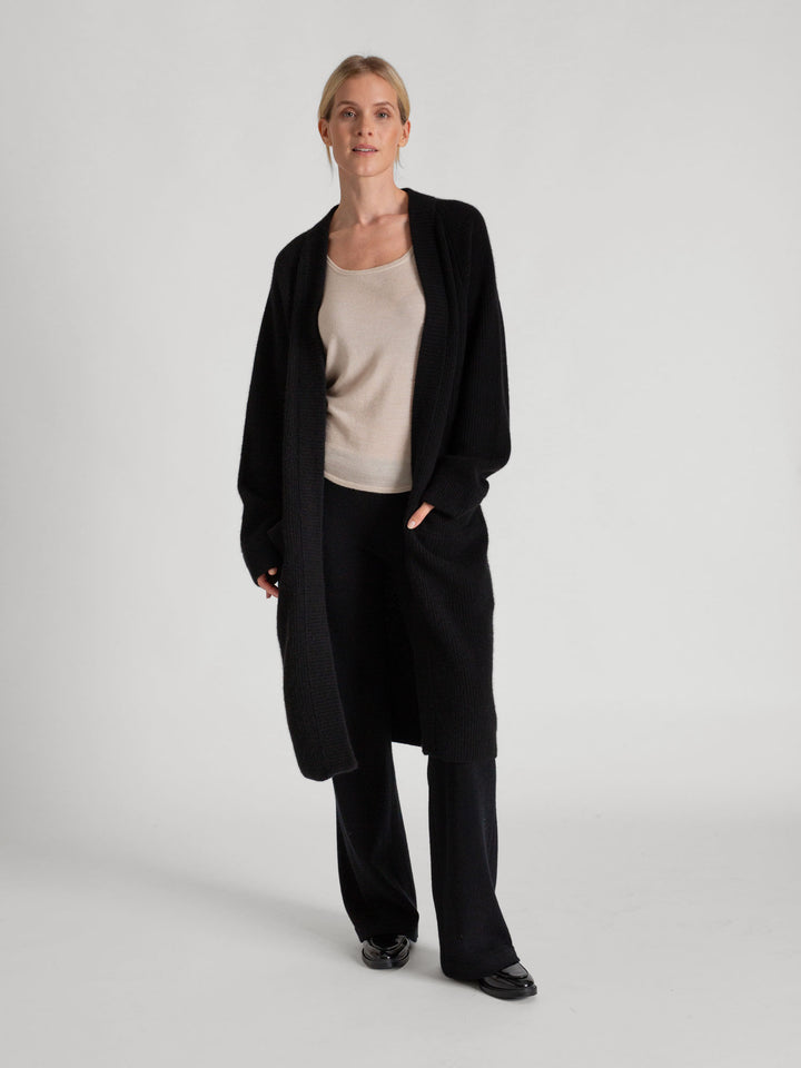 Rib knitted cashmere cardigan "Olea", in 100% pure cashmere. Color: Black. Scandinavian design by Kashmina.