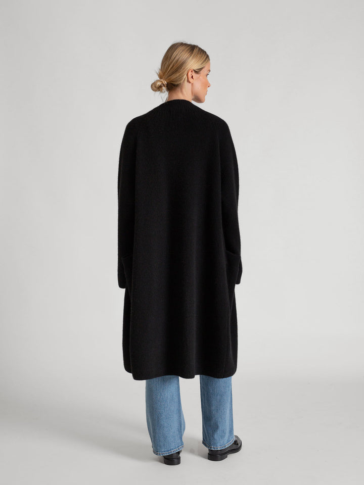 Rib knitted cashmere cardigan "Olea", in 100% pure cashmere. Color: Black. Scandinavian design by Kashmina.