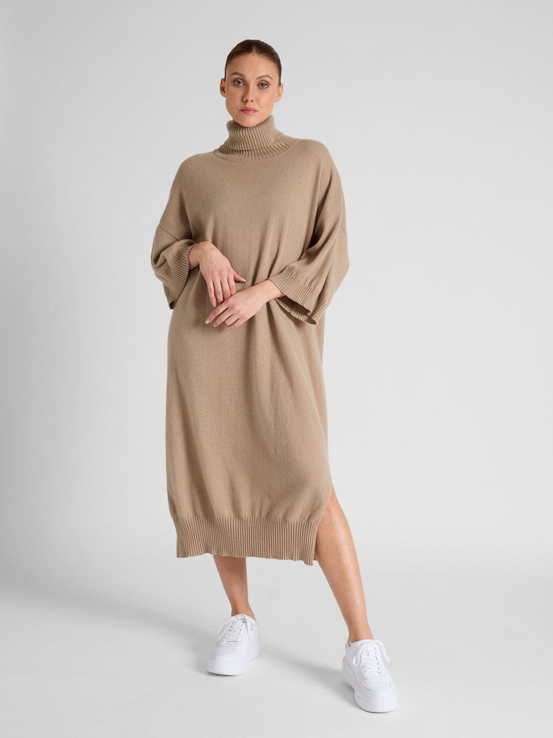 Cashmere dress "Breeze" in 100% pure cashmere. Scandinavian design by Kashmina. Color: Sand.