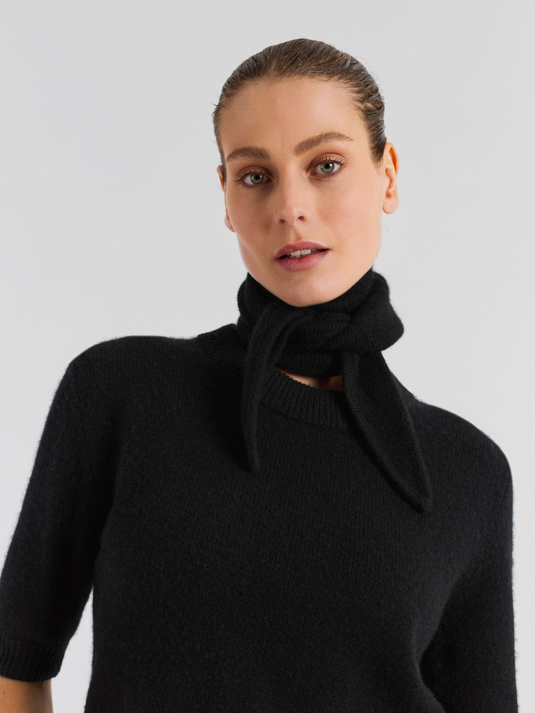 Small cashmere scarf "Alfie" in 100% pure cashmere. Scandinavian design by Kashmina. Color: Black.