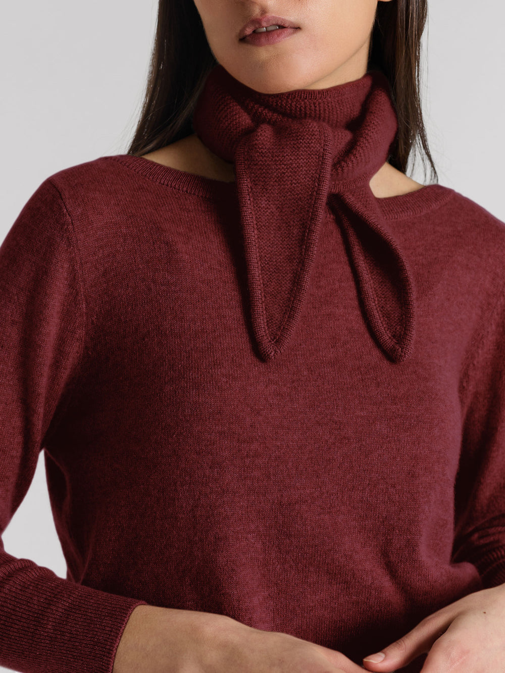 Small cashmere scarf "Alfie" in 100% pure cashmere. Scandinavian design by Kashmina. Color: Bordeaux.