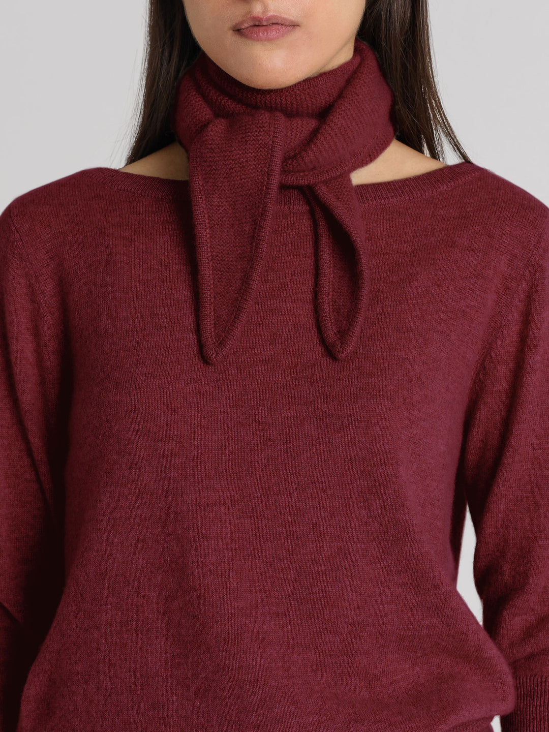 Small cashmere scarf "Alfie" in 100% pure cashmere. Scandinavian design by Kashmina. Color: Bordeaux.