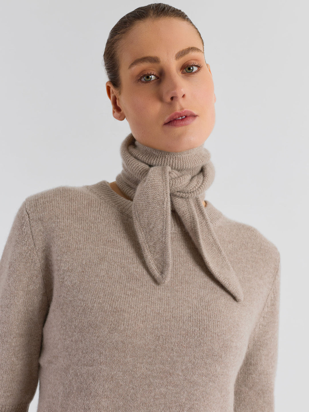 Small cashmere scarf "Alfie" in 100% pure cashmere. Scandinavian design by Kashmina. Color: Toast.