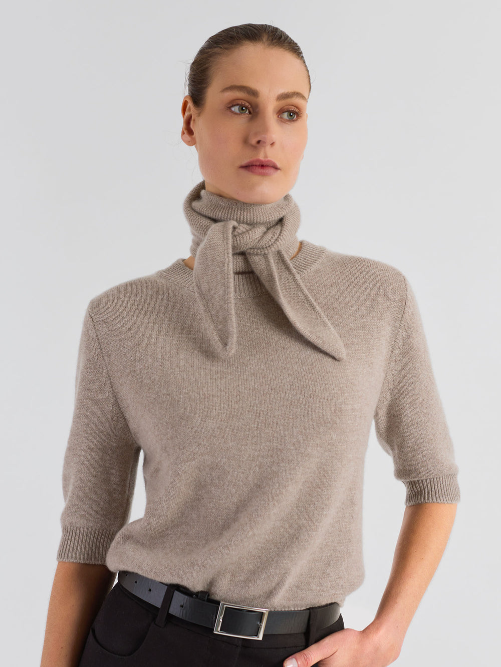 Small cashmere scarf "Alfie" in 100% pure cashmere. Scandinavian design by Kashmina. Color: Toast.