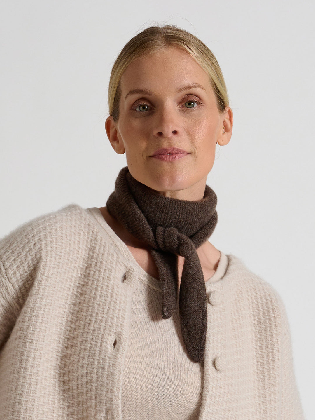 Small cashmere scarf "Alfie" in 100% pure cashmere. Scandinavian design by Kashmina. Color: Dark Brown.