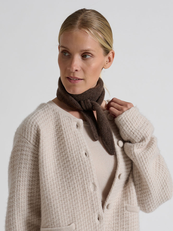 Small cashmere scarf "Alfie" in 100% pure cashmere. Scandinavian design by Kashmina. Color: Dark Brown.