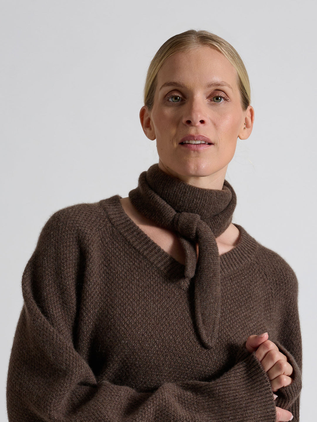 Small cashmere scarf "Alfie" in 100% pure cashmere. Scandinavian design by Kashmina. Color: Dark Brown.