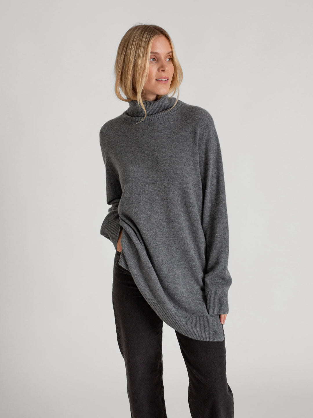 Long polo sweater in 100% pure cashmere. Scandinavian design by Kashmina. Color: Dark Grey.