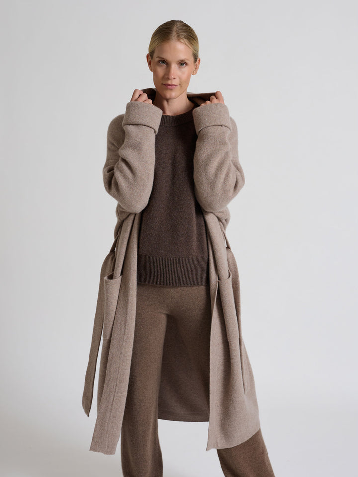Chunky cashmere sweater "Signy" in 100% pure cashmere. Scandinavian design by Kashmina. Color: Dark Brown.
