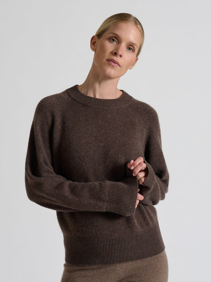 Chunky cashmere sweater "Signy" in 100% pure cashmere. Scandinavian design by Kashmina. Color: Dark Brown.