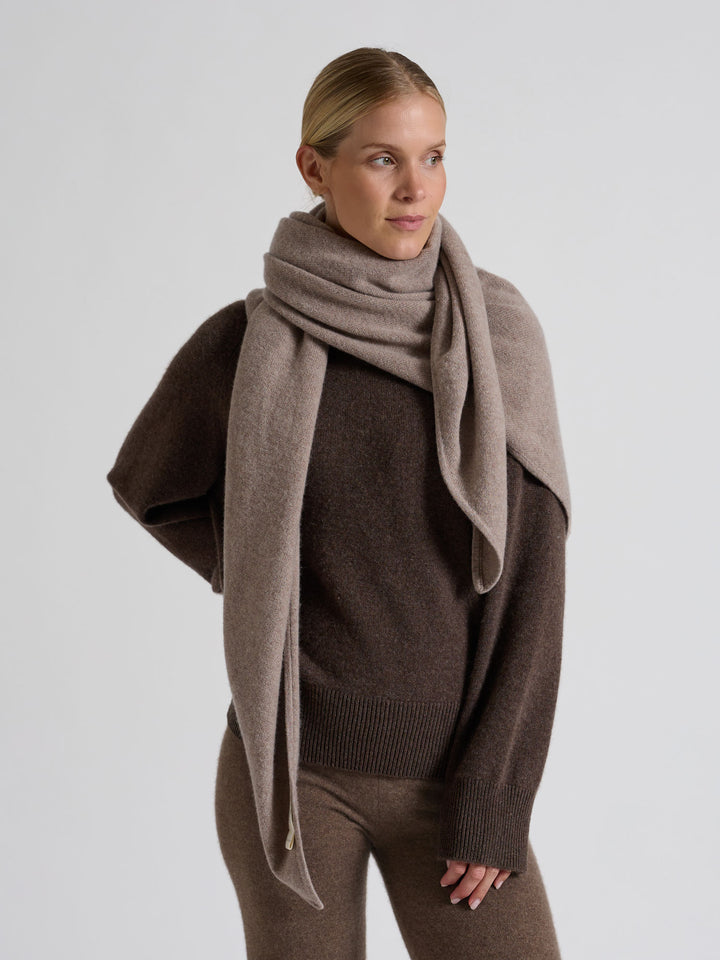 Chunky cashmere sweater "Signy" in 100% pure cashmere. Scandinavian design by Kashmina. Color: Dark Brown.