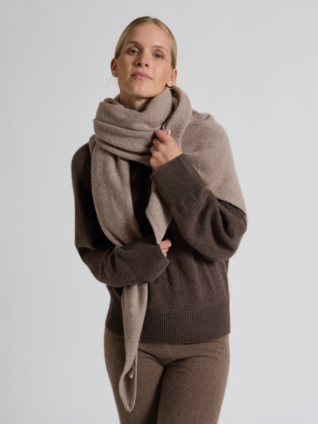 Chunky cashmere sweater "Signy" in 100% pure cashmere. Scandinavian design by Kashmina. Color: Dark Brown.