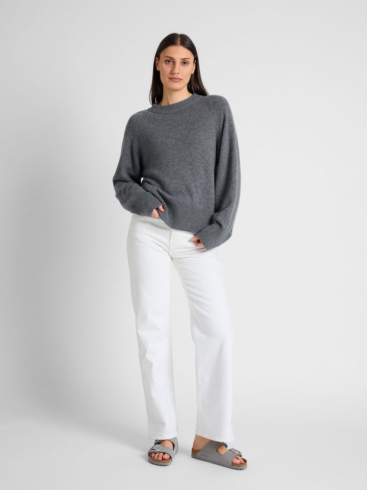 Chunky cashmere sweater "Signy" in 100% pure cashmere. Scandinavian design by Kashmina. Color: Dark grey.