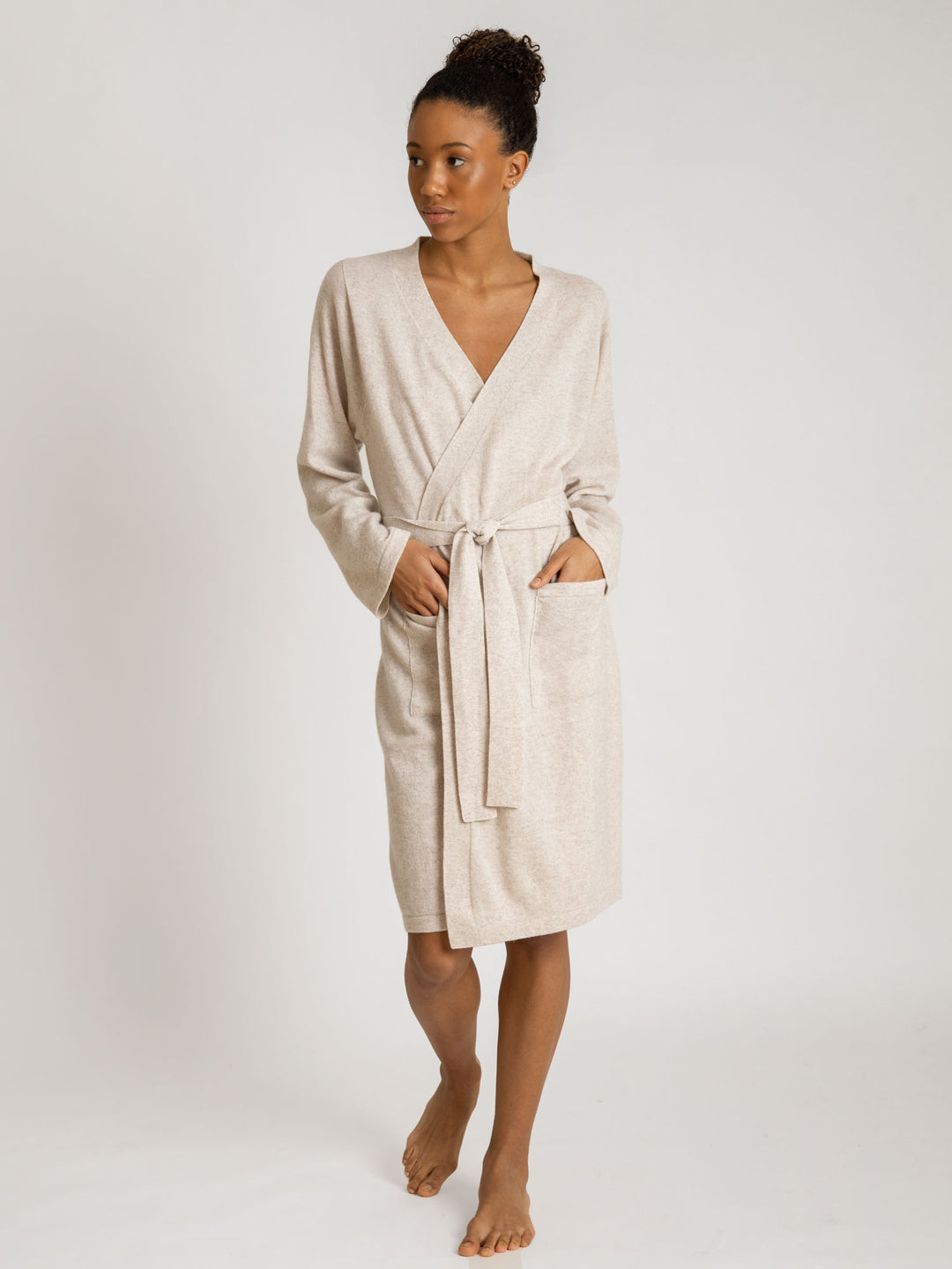 Morning robe Classic in 100% cashmere by Kashmina. Scandinavian design. Color: beige.