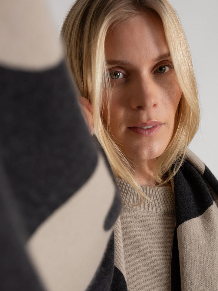 Cashmere scarf "Nobel" toast, 100% cashmere. Scandinavian design by Kashmina. Color: Black and Ginger.