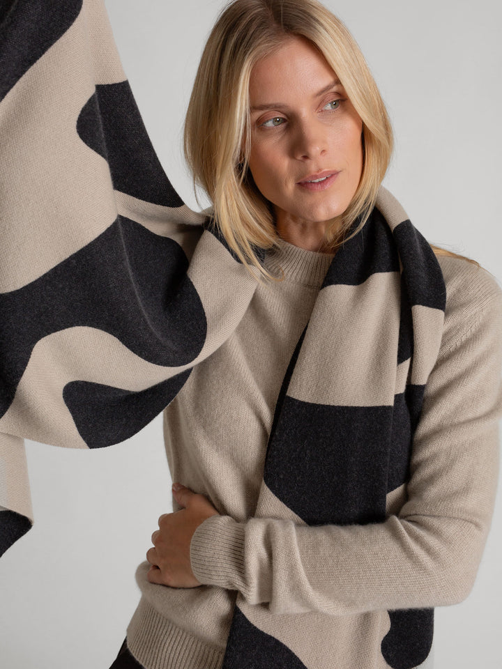 Cashmere scarf "Nobel" toast, 100% cashmere. Scandinavian design by Kashmina. Color: Black and Ginger.