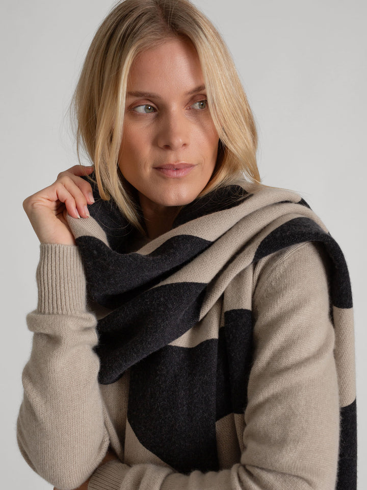 Cashmere scarf "Nobel" toast, 100% cashmere. Scandinavian design by Kashmina. Color: Black and Ginger.