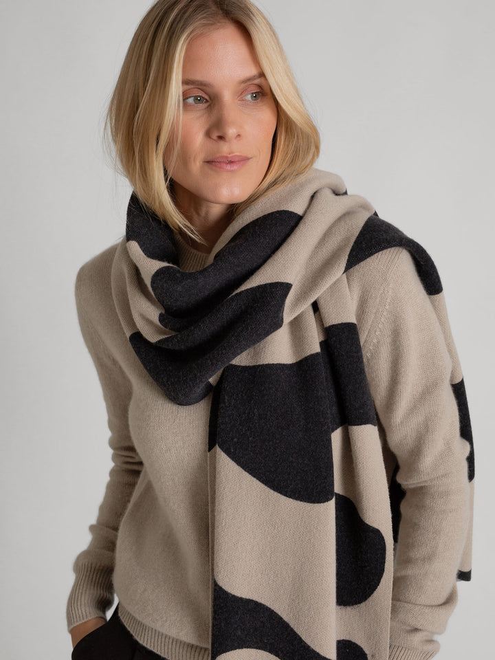 Cashmere scarf "Nobel" toast, 100% cashmere. Scandinavian design by Kashmina. Color: Black and Ginger.