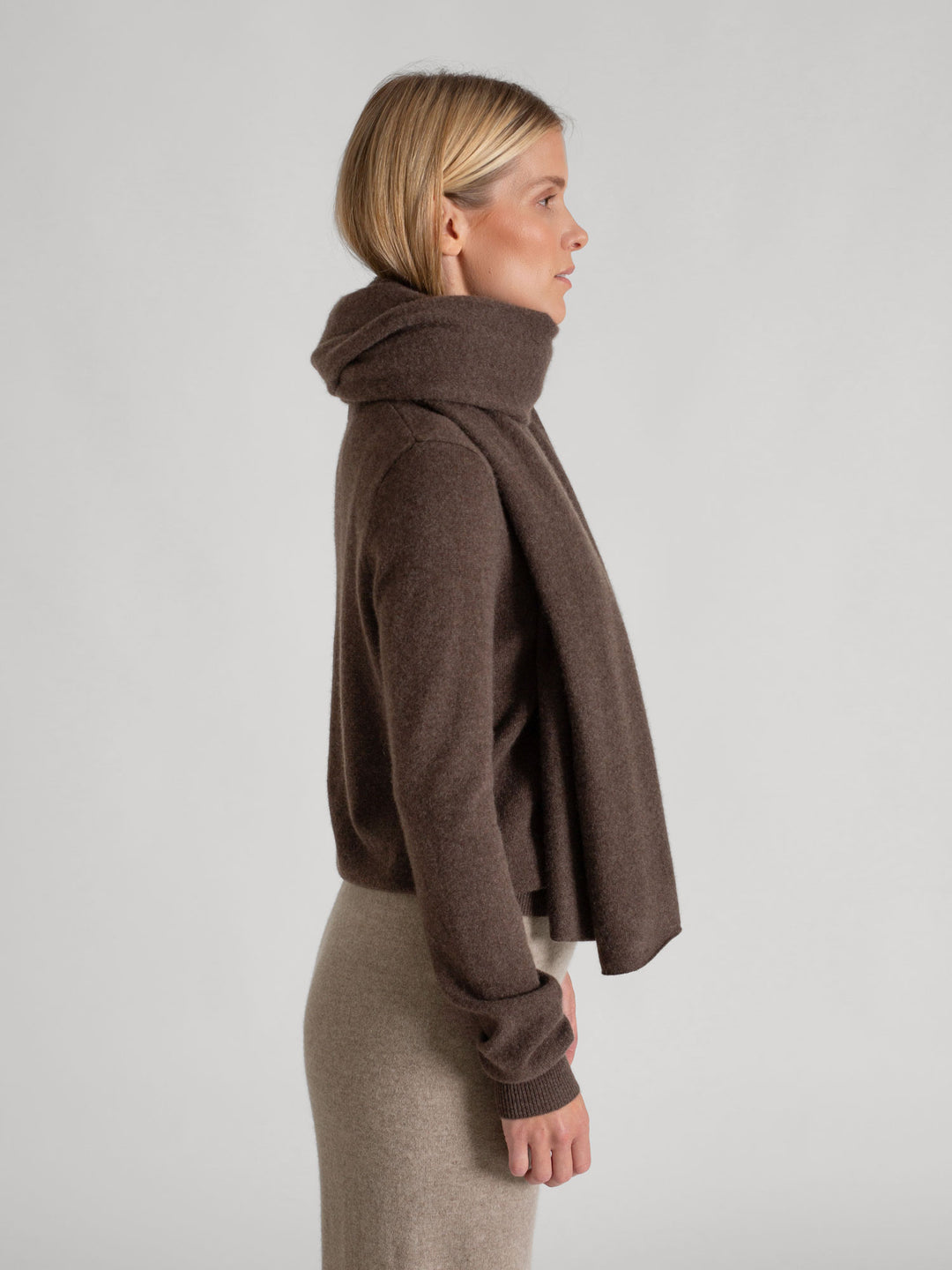 Airy cashmere scarf "Flow" in color: Dark Brown. 100% cashmere from kashmina.