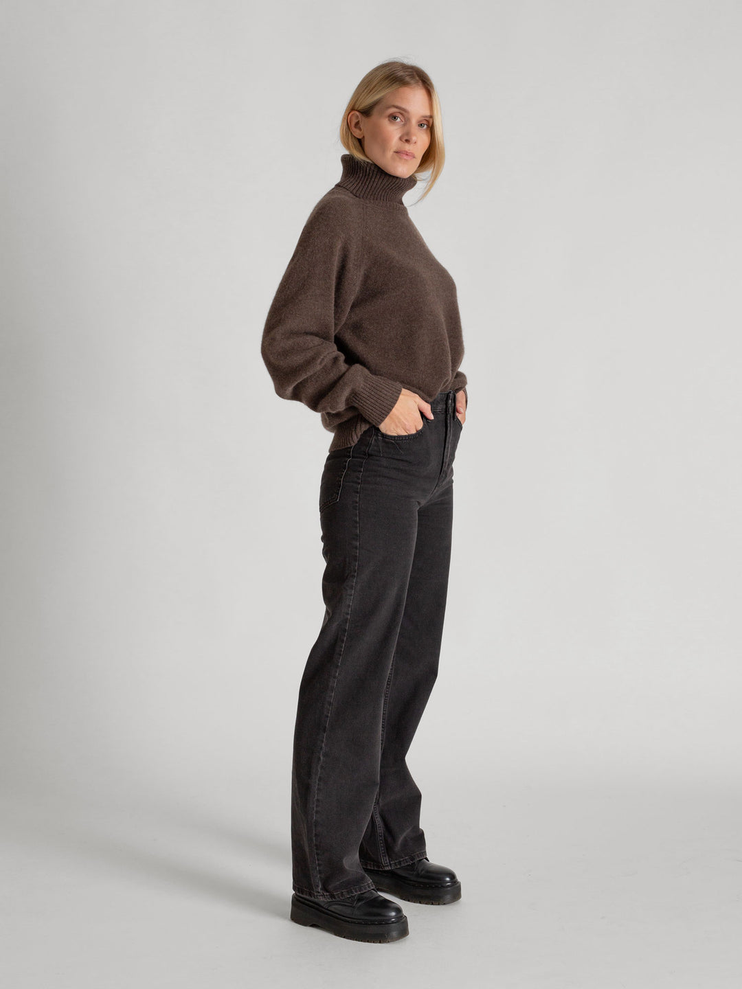 Turtle neck cashmere sweater Milano in 100% cashmere by Kashmna, color: Dark Brown. Scandinavian design.