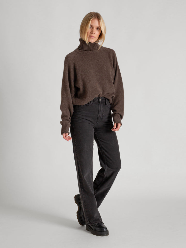 Turtle neck cashmere sweater Milano in 100% cashmere by Kashmna, color: Dark Brown. Scandinavian design.