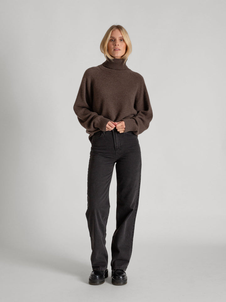 Turtle neck cashmere sweater Milano in 100% cashmere by Kashmna, color: Dark Brown. Scandinavian design.