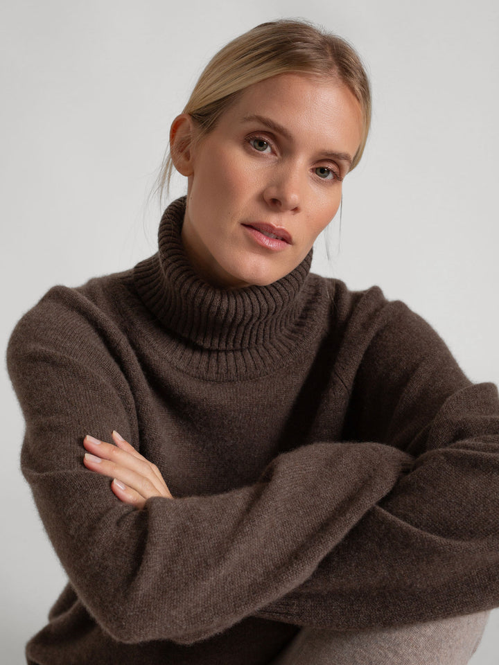 Turtle neck cashmere sweater Milano in 100% cashmere by Kashmna, color: Dark Brown. Scandinavian design.