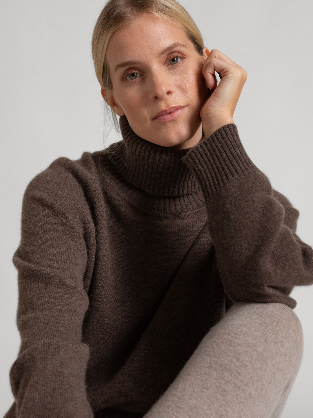 Turtle neck cashmere sweater Milano in 100% cashmere by Kashmna, color: Dark Brown. Scandinavian design.