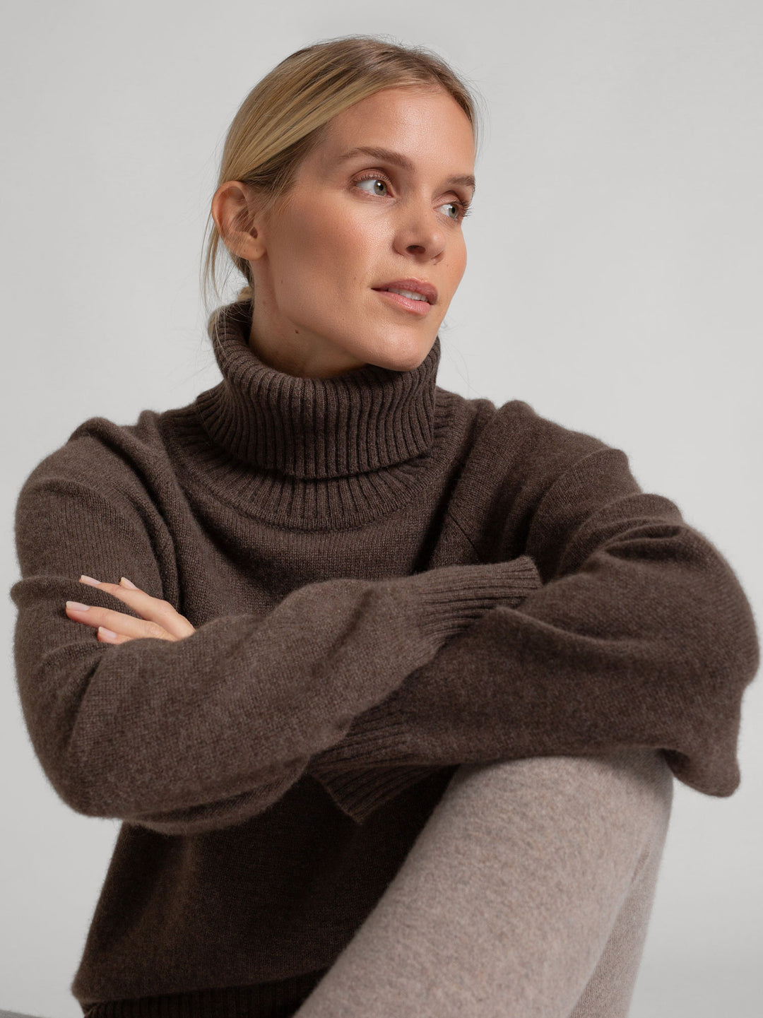 Turtle neck cashmere sweater Milano in 100% cashmere by Kashmna, color: Dark Brown. Scandinavian design.