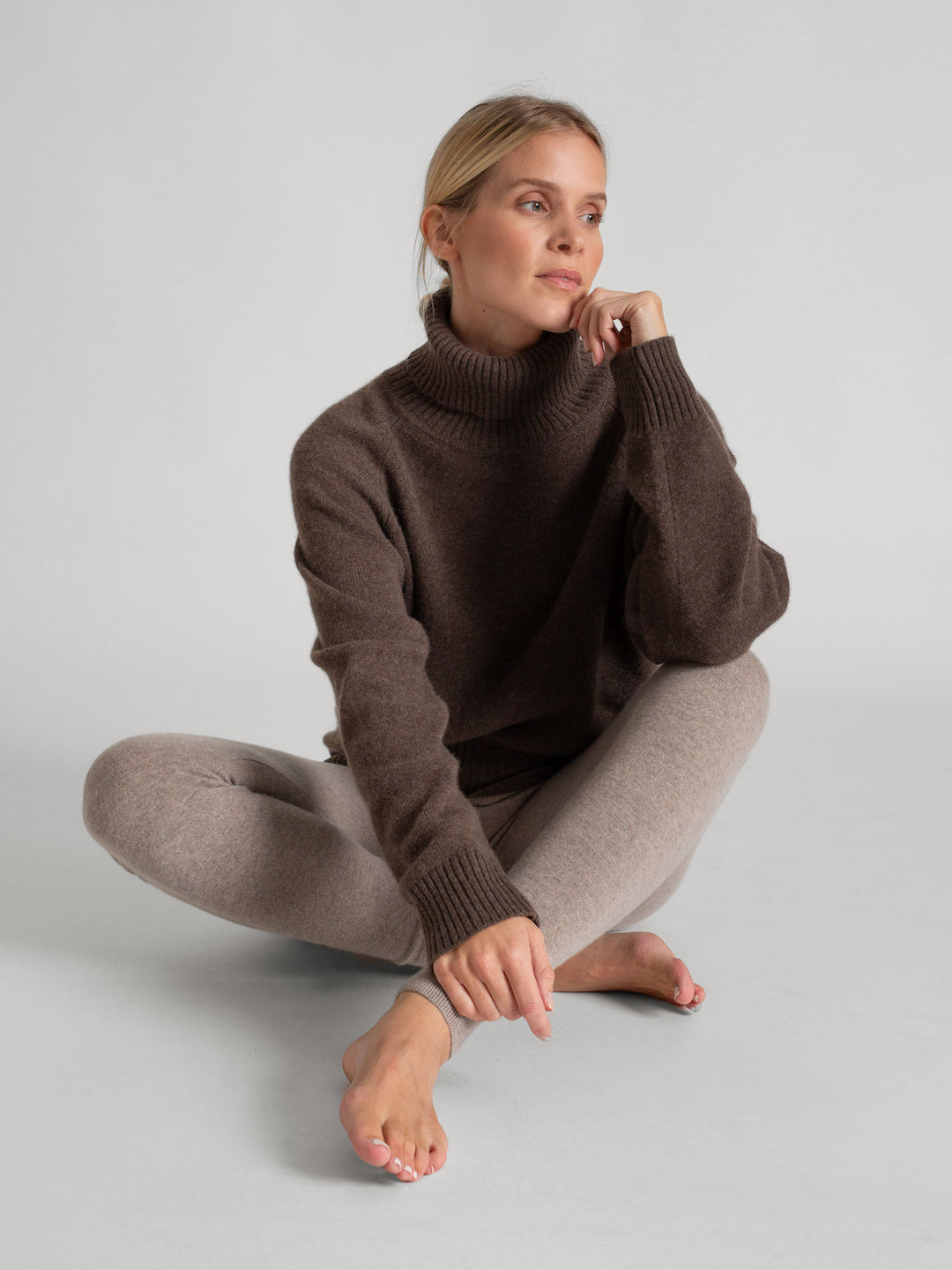 Turtle neck cashmere sweater Milano in 100% cashmere by Kashmna, color: Dark Brown. Scandinavian design.