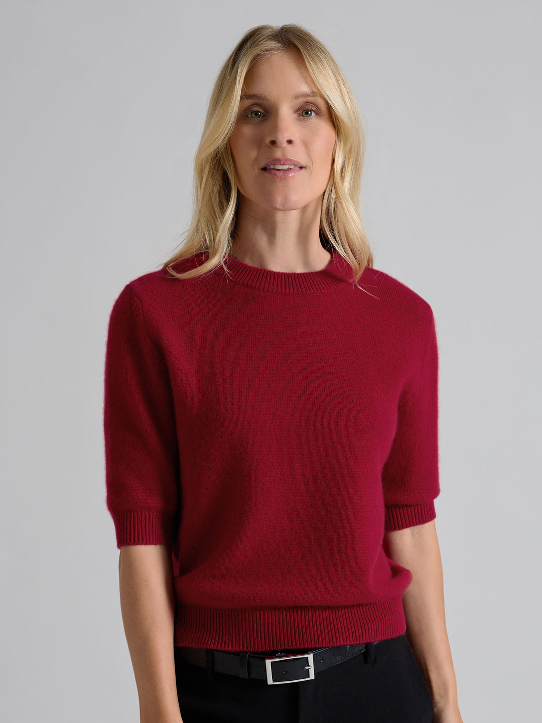 Short sleeved cashmere sweater "Aase" in 100% pure cashmere. Scandinavian design by Kashmina. Color: Aroma Red.