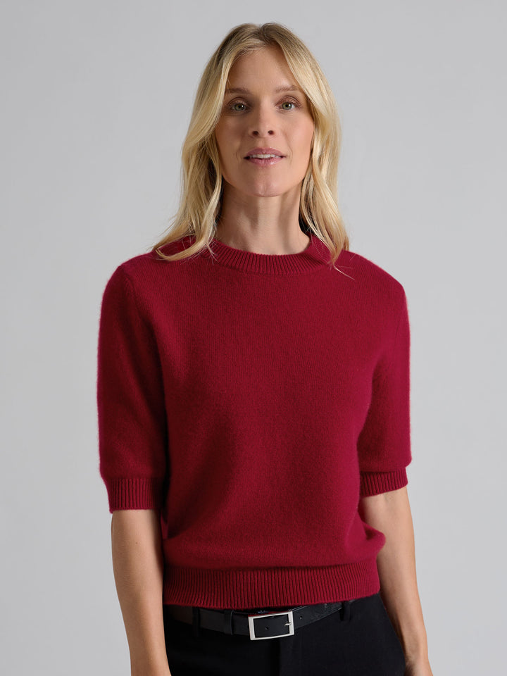 Short sleeved cashmere sweater "Aase" in 100% pure cashmere. Scandinavian design by Kashmina. Color: Aroma Red.