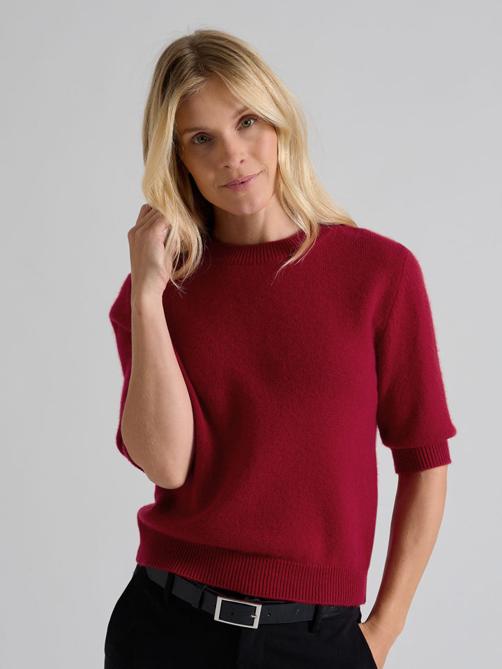Short sleeved cashmere sweater "Aase" in 100% pure cashmere. Scandinavian design by Kashmina. Color: Aroma Red.