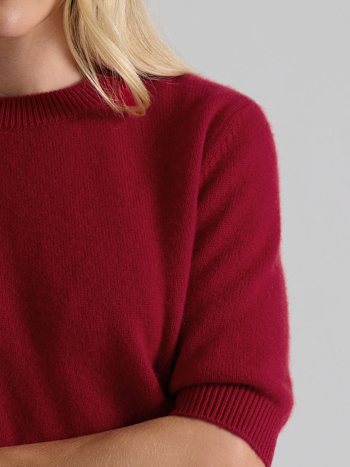 Short sleeved cashmere sweater "Aase" in 100% pure cashmere. Scandinavian design by Kashmina. Color: Aroma Red.