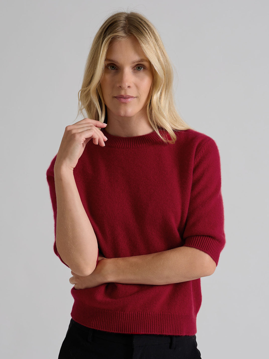 Short sleeved cashmere sweater "Aase" in 100% pure cashmere. Scandinavian design by Kashmina. Color: Aroma Red.