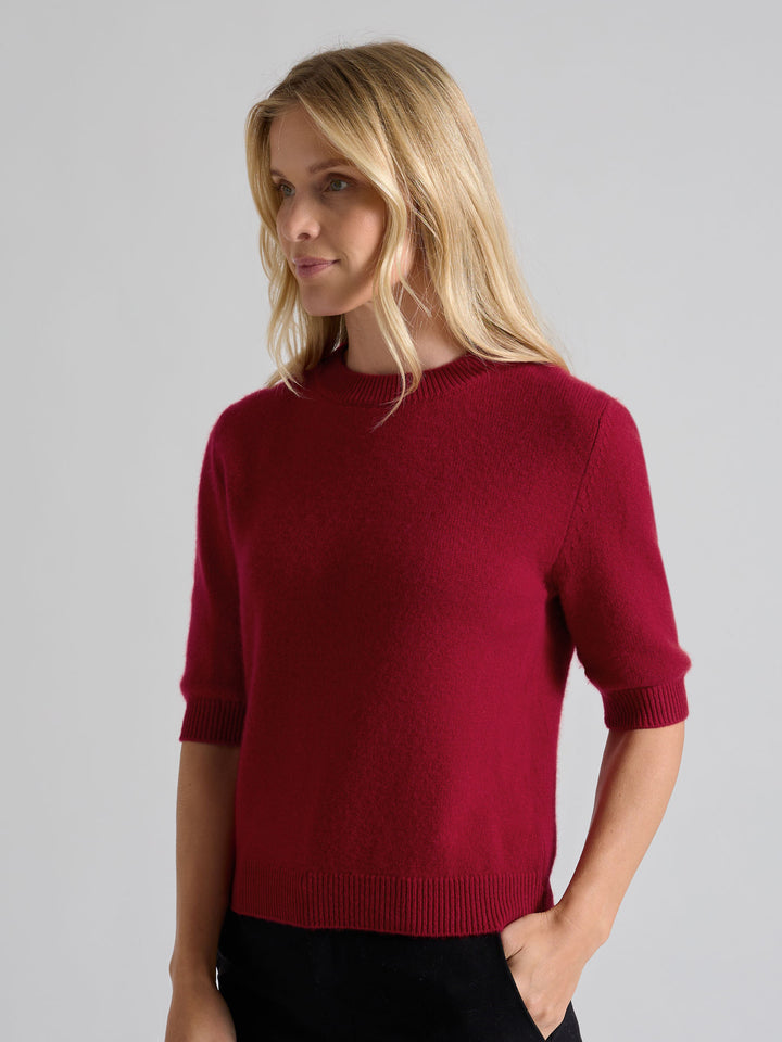 Short sleeved cashmere sweater "Aase" in 100% pure cashmere. Scandinavian design by Kashmina. Color: Aroma Red.