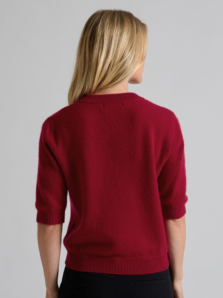 Short sleeved cashmere sweater "Aase" in 100% pure cashmere. Scandinavian design by Kashmina. Color: Aroma Red.