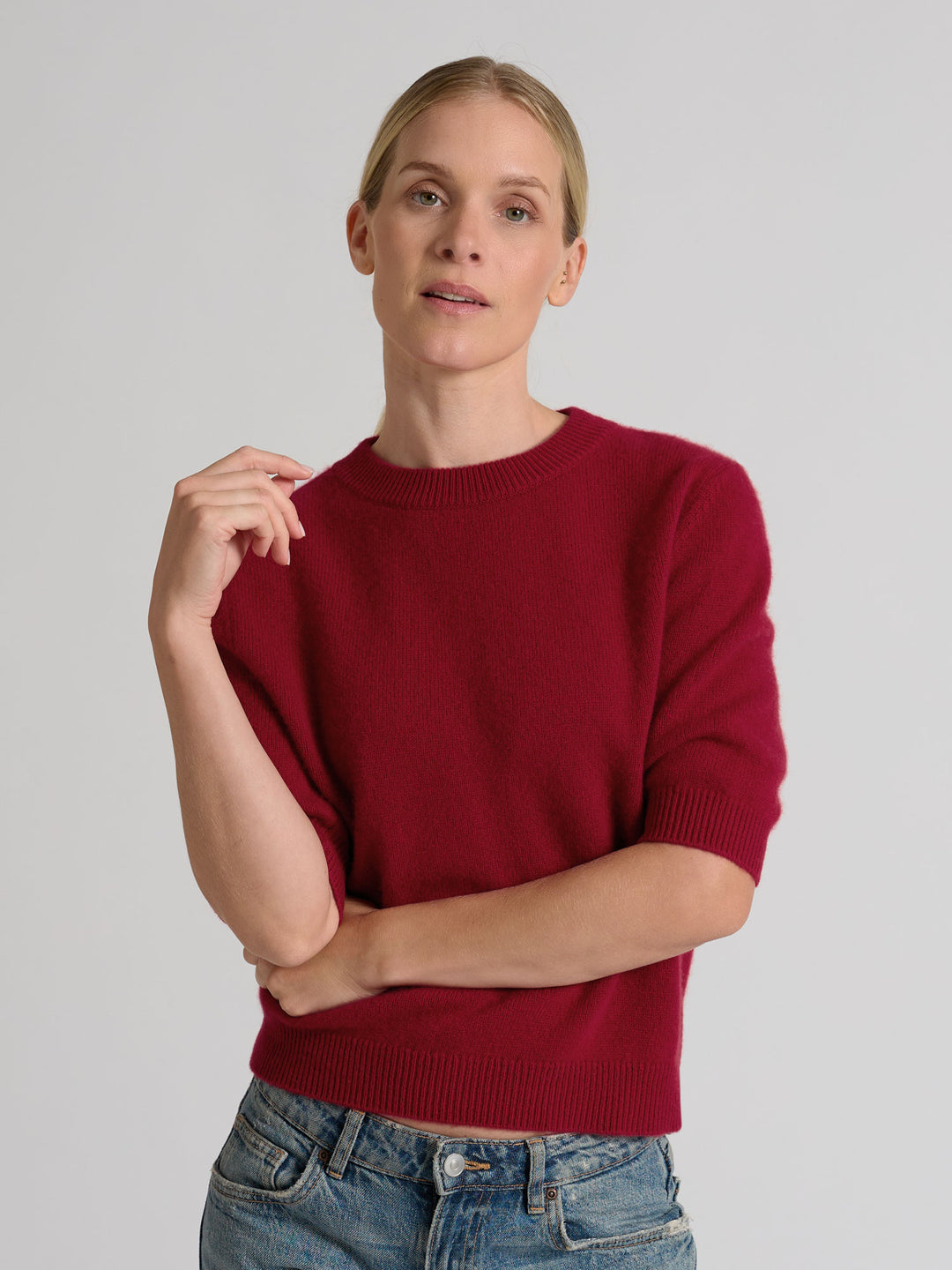 Short sleeved cashmere sweater "Aase" in 100% pure cashmere. Scandinavian design by Kashmina. Color: Aroma Red.