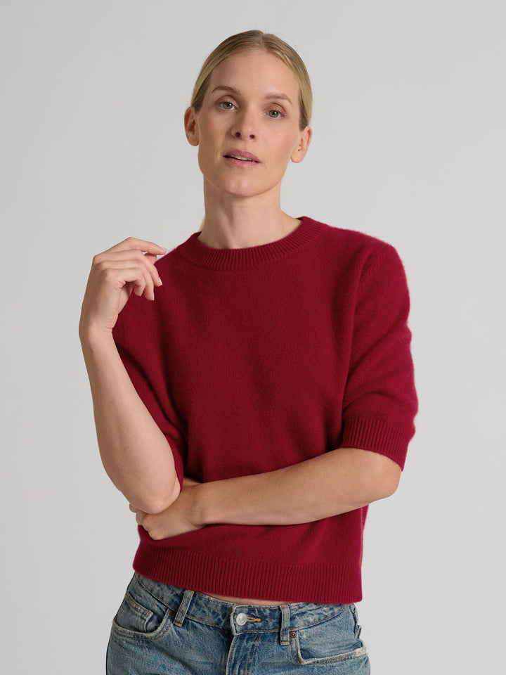 Short sleeved cashmere sweater "Aase" in 100% pure cashmere. Scandinavian design by Kashmina. Color: Aroma Red.