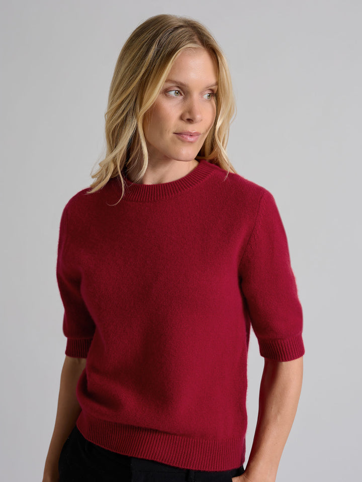 Short sleeved cashmere sweater "Aase" in 100% pure cashmere. Scandinavian design by Kashmina. Color: Aroma Red.