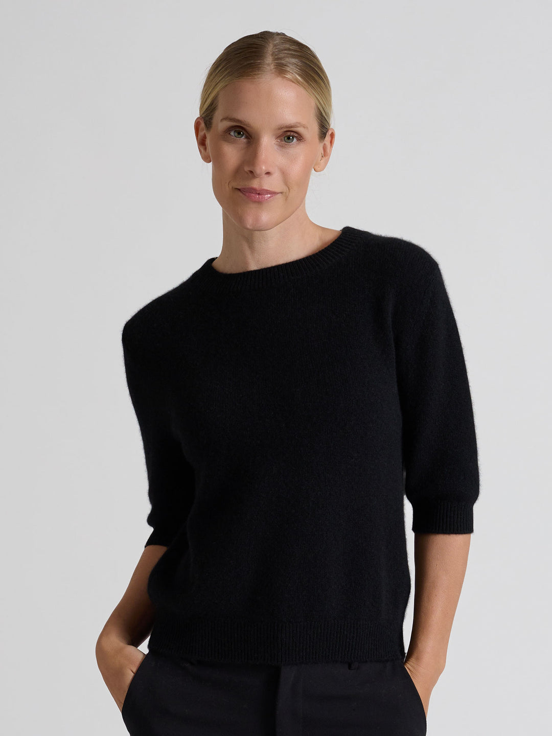 Short sleeved cashmere sweater "Aase" in 100% pure cashmere. Scandinavian design by Kashmina. Color: Black.