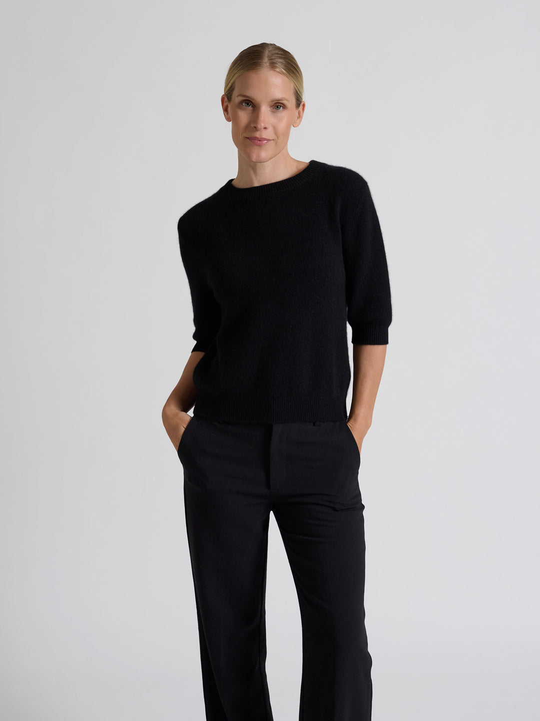 Short sleeved cashmere sweater "Aase" in 100% pure cashmere. Scandinavian design by Kashmina. Color: Black.