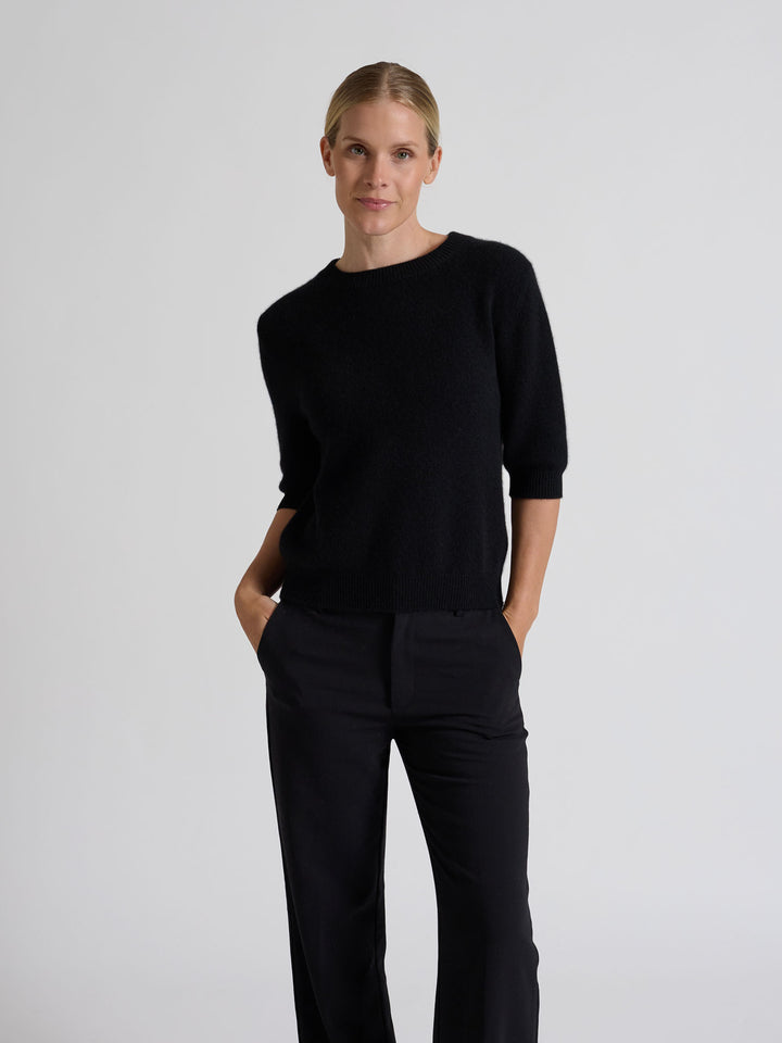 Short sleeved cashmere sweater "Aase" in 100% pure cashmere. Scandinavian design by Kashmina. Color: Black.